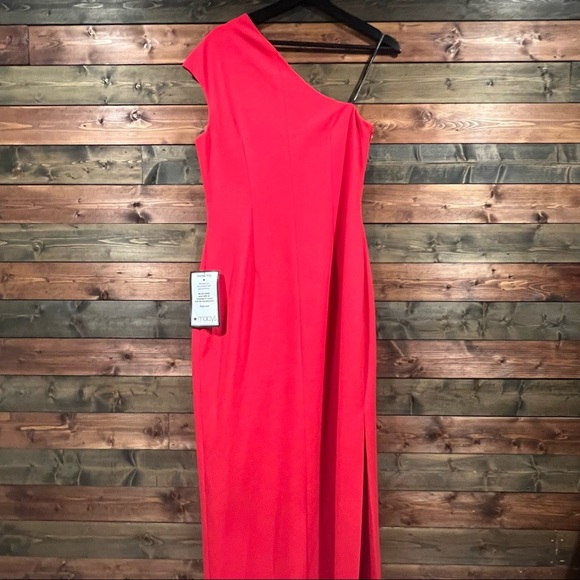 Red Fitted Slit One Shoulder Sleeveless Maxi Formal Dress | Vince Camuto - Picture 5 of 8